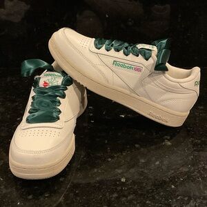 REEBOK CLUB C VINTAGE SNEAKERS Satin Laces CLASSIC Y2K Throwback! Women’s 3.5
M5